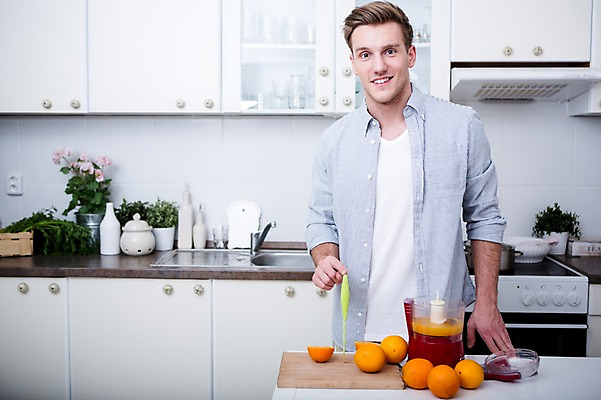 포토 JPG 서양인 남자 오렌지 도마 실내 한명 서기 웃음 상반신 20대 성인 앞모습 주방 자르기 과도 성인남자한명만 주스메이커 국내포토 외국인 1 뷰포인트 과일 모션 주방용품 표정 사람 청년 내부 가전제품 남자한명만 성인남자만 파일형식