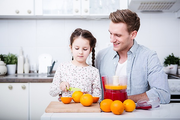 포토 JPG 서양인 응시 여자 남자 딸 어린이 오렌지 가족 도마 실내 웃음 앉기 소녀 상반신 20대 성인 두명 앞모습 주방 주스 가족라이프 아빠 자르기 만들기 과도 부녀 주스메이커 국내포토 외국인 라이프스타일 시선 음료 뷰포인트 과일 관계 모션 주방용품 표정 사람 청년 내부 가전제품 파일형식