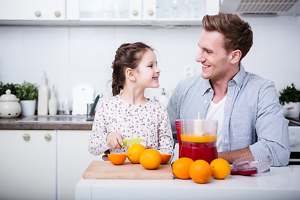 포토 JPG 서양인 응시 여자 남자 딸 어린이 오렌지 가족 도마 실내 웃음 앉기 소녀 상반신 20대 성인 두명 앞모습 마주보기 주방 주스 가족라이프 아빠 자르기 만들기 과도 부녀 주스메이커 국내포토 외국인 라이프스타일 시선 음료 뷰포인트 과일 관계 모션 주방용품 표정 사람 청년 내부 가전제품 파일형식