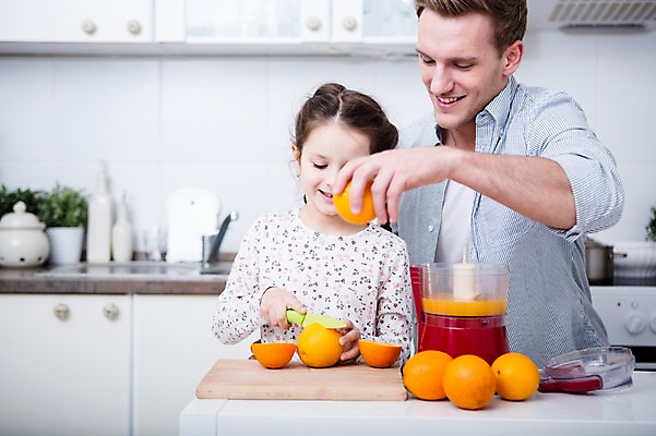 포토 JPG 서양인 응시 여자 남자 딸 어린이 오렌지 가족 도마 실내 웃음 들기 앉기 소녀 상반신 20대 성인 두명 앞모습 주방 주스 가족라이프 아빠 자르기 만들기 과도 부녀 주스메이커 국내포토 외국인 라이프스타일 시선 음료 뷰포인트 과일 관계 모션 주방용품 표정 사람 청년 내부 가전제품 파일형식