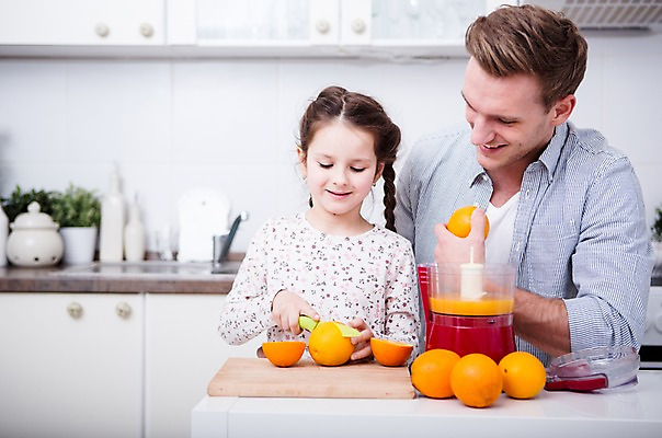 포토 JPG 서양인 응시 여자 남자 딸 어린이 오렌지 가족 도마 실내 웃음 들기 앉기 소녀 상반신 20대 성인 두명 앞모습 주방 주스 가족라이프 아빠 자르기 만들기 과도 부녀 주스메이커 국내포토 외국인 라이프스타일 시선 음료 뷰포인트 과일 관계 모션 주방용품 표정 사람 청년 내부 가전제품 파일형식