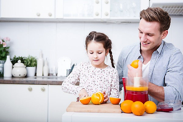 포토 JPG 서양인 응시 여자 남자 딸 어린이 오렌지 가족 도마 실내 웃음 들기 앉기 소녀 상반신 20대 성인 두명 앞모습 주방 주스 가족라이프 아빠 자르기 만들기 과도 부녀 주스메이커 국내포토 외국인 라이프스타일 시선 음료 뷰포인트 과일 관계 모션 주방용품 표정 사람 청년 내부 가전제품 파일형식