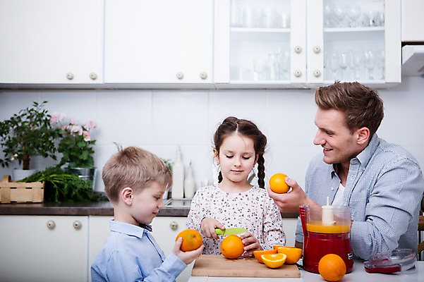 포토 JPG 서양인 응시 여자 남자 딸 아들 어린이 오렌지 가족 도마 실내 남매 서기 웃음 들기 소녀 소년 상반신 20대 성인 앞모습 옆모습 세명 주방 주스 가족라이프 아빠 자르기 만들기 과도 주스메이커 국내포토 외국인 라이프스타일 시선 음료 뷰포인트 과일 관계 모션 주방용품 표정 사람 청년 내부 가전제품 파일형식