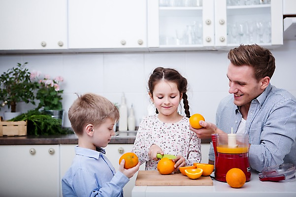포토 JPG 서양인 응시 여자 남자 딸 아들 어린이 오렌지 가족 도마 실내 남매 서기 웃음 들기 소녀 소년 상반신 20대 성인 앞모습 옆모습 세명 주방 주스 가족라이프 아빠 자르기 만들기 과도 주스메이커 국내포토 외국인 라이프스타일 시선 음료 뷰포인트 과일 관계 모션 주방용품 표정 사람 청년 내부 가전제품 파일형식