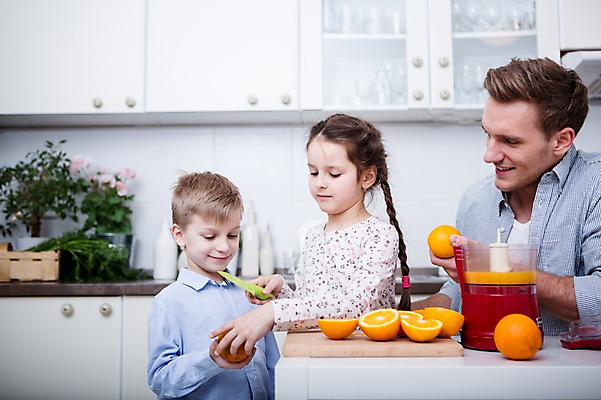 포토 JPG 서양인 응시 여자 남자 딸 아들 어린이 오렌지 가족 도마 실내 남매 서기 웃음 들기 소녀 소년 상반신 20대 성인 앞모습 옆모습 세명 주방 주스 가족라이프 아빠 만들기 과도 주스메이커 국내포토 외국인 라이프스타일 시선 음료 뷰포인트 과일 관계 모션 주방용품 표정 사람 청년 내부 가전제품 파일형식