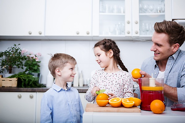포토 JPG 서양인 응시 여자 남자 딸 아들 어린이 오렌지 가족 도마 실내 남매 서기 웃음 들기 소녀 소년 상반신 20대 성인 앞모습 옆모습 세명 주방 주스 가족라이프 아빠 자르기 만들기 과도 주스메이커 국내포토 외국인 라이프스타일 시선 음료 뷰포인트 과일 관계 모션 주방용품 표정 사람 청년 내부 가전제품 파일형식