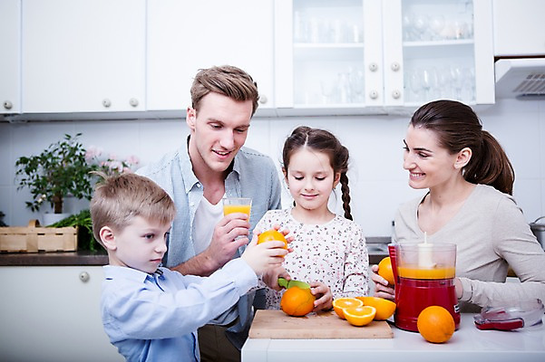 포토 JPG 서양인 응시 여자 남자 딸 아들 어린이 오렌지 가족 엄마 실내 서기 웃음 앉기 여러명 상반신 20대 성인 앞모습 옆모습 30대 주방 주스 마시기 가족라이프 아빠 주스메이커 국내포토 외국인 라이프스타일 시선 음료 뷰포인트 다수 과일 관계 모션 표정 사람 청년 내부 장년 가전제품 파일형식