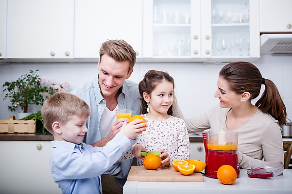 포토 JPG 서양인 응시 여자 남자 딸 아들 어린이 오렌지 가족 엄마 실내 서기 웃음 앉기 여러명 상반신 20대 성인 앞모습 옆모습 30대 주방 주스 마시기 가족라이프 아빠 오렌지주스 주스메이커 국내포토 외국인 라이프스타일 시선 음료 뷰포인트 다수 과일 관계 모션 표정 사람 청년 내부 장년 가전제품 과일주스 파일형식