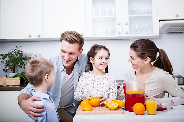 포토 JPG 서양인 응시 여자 남자 딸 아들 어린이 오렌지 가족 엄마 실내 서기 웃음 앉기 여러명 상반신 20대 성인 앞모습 옆모습 30대 주방 주스 가족라이프 아빠 오렌지주스 만들기 과도 주스메이커 국내포토 외국인 라이프스타일 시선 음료 뷰포인트 다수 과일 관계 모션 표정 사람 청년 내부 장년 가전제품 과일주스 파일형식