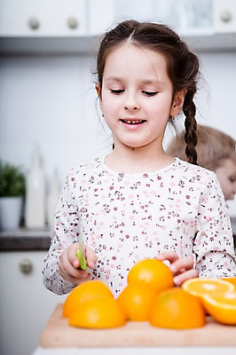 포토 JPG 서양인 응시 여자 어린이 오렌지 실내 서기 미소 들기 소녀 상반신 두명 앞모습 옆모습 아웃포커스 주방 자르기 과도 어린이만 국내포토 외국인 시선 뷰포인트 과일 모션 촬영기법 표정 사람 내부 파일형식