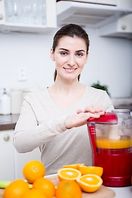 포토 JPG 서양인 여자 오렌지 실내 건강 한명 서기 웃음 상반신 성인 앞모습 30대 건강관리 주방 주스 만들기 성인여자한명만 주스메이커 국내포토 외국인 1 음료 뷰포인트 과일 모션 표정 관리 사람 내부 장년 가전제품 여자한명만 성인여자만 파일형식