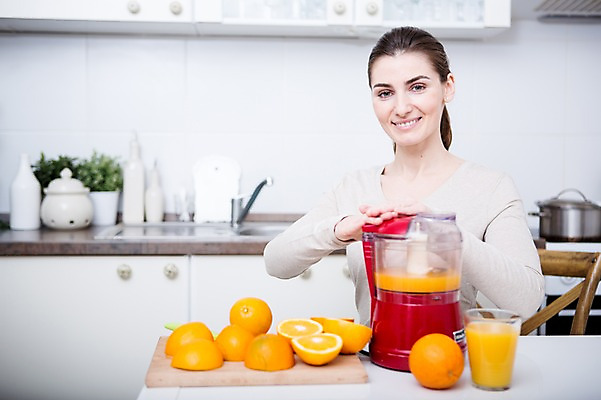 포토 JPG 서양인 여자 오렌지 실내 건강 한명 웃음 앉기 상반신 성인 앞모습 30대 건강관리 주방 주스 오렌지주스 만들기 성인여자한명만 주스메이커 국내포토 외국인 1 음료 뷰포인트 과일 모션 표정 관리 사람 내부 장년 가전제품 과일주스 여자한명만 성인여자만 파일형식