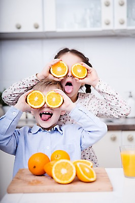 포토 JPG 서양인 여자 남자 어린이 오렌지 장난 가족 도마 실내 남매 서기 웃음 들기 소녀 소년 상반신 두명 앞모습 주방 눈 가족라이프 메롱 어린이만 국내포토 자연요소 외국인 라이프스타일 뷰포인트 과일 관계 모션 주방용품 날씨 표정 사람 내부 파일형식
