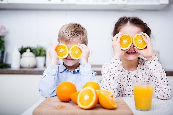포토 JPG 서양인 여자 남자 어린이 오렌지 장난 가족 도마 실내 남매 서기 웃음 들기 소녀 소년 상반신 두명 앞모습 주방 가족라이프 어린이만 국내포토 외국인 라이프스타일 뷰포인트 과일 관계 모션 주방용품 표정 사람 내부 파일형식