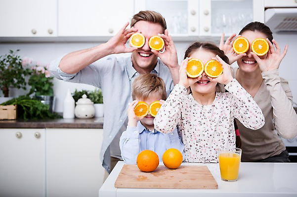 포토 JPG 서양인 여자 남자 딸 아들 어린이 포즈 오렌지 가족 엄마 도마 실내 웃음 들기 손짓 여러명 상반신 20대 성인 앞모습 30대 주방 주스 가족라이프 아빠 오렌지주스 국내포토 외국인 라이프스타일 음료 뷰포인트 다수 과일 관계 모션 주방용품 표정 사람 청년 내부 장년 과일주스 파일형식