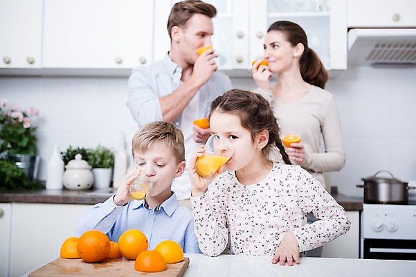 포토 JPG 서양인 여자 남자 딸 아들 어린이 오렌지 가족 엄마 도마 실내 서기 미소 들기 여러명 상반신 20대 성인 앞모습 30대 주방 마시기 가족라이프 아빠 오렌지주스 먹기 국내포토 외국인 라이프스타일 뷰포인트 다수 과일 관계 모션 주방용품 표정 사람 청년 내부 장년 과일주스 파일형식