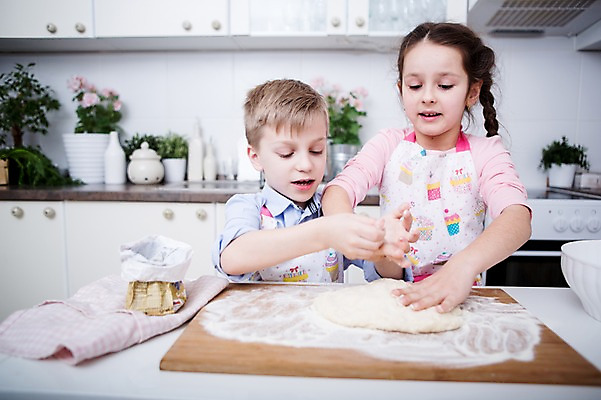 포토 JPG 서양인 응시 여자 남자 어린이 가족 실내 남매 요리 서기 손짓 소녀 소년 상반신 두명 앞모습 주방 만지기 가족라이프 즐거움 밀가루 요리중 밀가루반죽 어린이만 국내포토 외국인 라이프스타일 시선 감정 뷰포인트 관계 모션 사람 내부 가루 반죽 파일형식