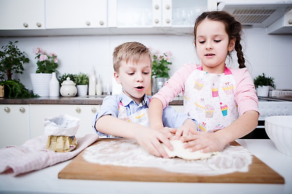 포토 JPG 서양인 여자 남자 어린이 가족 실내 남매 요리 서기 미소 손짓 소녀 소년 상반신 두명 앞모습 주방 만지기 가족라이프 즐거움 밀가루 요리중 밀가루반죽 어린이만 국내포토 외국인 라이프스타일 감정 뷰포인트 관계 모션 표정 사람 내부 가루 반죽 파일형식