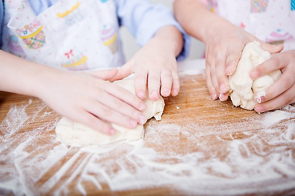 포토 JPG 서양인 손 여자 남자 어린이 가족 실내 남매 요리 손짓 상반신 두명 신체부위 주방 만지기 가족라이프 반죽 밀가루 요리중 밀가루반죽 국내포토 외국인 라이프스타일 관계 모션 사람 내부 가루 파일형식