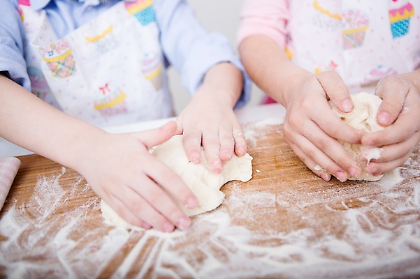 포토 JPG 서양인 손 여자 남자 어린이 가족 실내 남매 요리 손짓 상반신 두명 신체부위 주방 만지기 가족라이프 반죽 밀가루 요리중 밀가루반죽 국내포토 외국인 라이프스타일 관계 모션 사람 내부 가루 파일형식