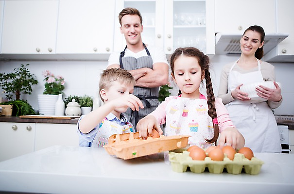 포토 JPG 서양인 응시 여자 남자 딸 아들 어린이 가족 엄마 실내 서기 웃음 여러명 상반신 20대 성인 앞모습 30대 주방 계란 만지기 가족라이프 아빠 요리중 국내포토 외국인 라이프스타일 시선 뷰포인트 다수 관계 모션 표정 사람 청년 내부 장년 알 파일형식