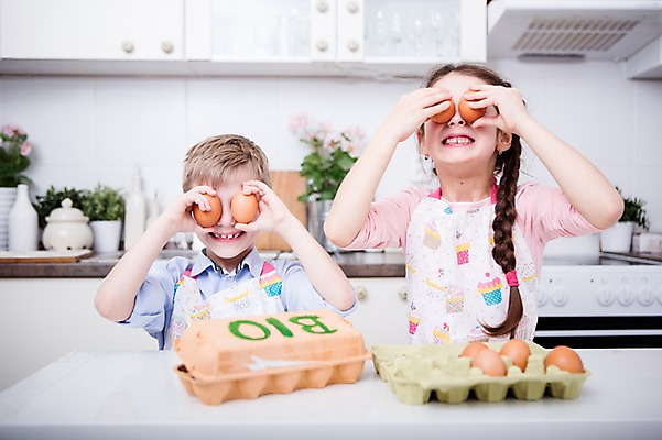 포토 JPG 서양인 여자 남자 어린이 장난 가족 실내 남매 서기 웃음 들기 소녀 소년 상반신 두명 앞모습 주방 계란 가족라이프 어린이만 국내포토 외국인 라이프스타일 뷰포인트 관계 모션 표정 사람 내부 알 파일형식