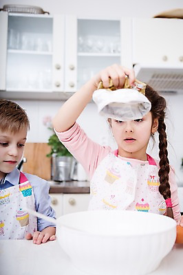 포토 JPG 서양인 그릇 응시 여자 남자 어린이 가족 실내 남매 서기 손짓 소녀 소년 상반신 두명 앞모습 주방 만지기 가족라이프 즐거움 밀가루 요리중 어린이만 털기 국내포토 외국인 라이프스타일 식기 시선 감정 뷰포인트 관계 모션 사람 내부 가루 파일형식