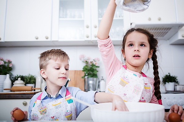 포토 JPG 서양인 그릇 응시 여자 남자 어린이 가족 실내 남매 서기 들기 손짓 소녀 소년 상반신 두명 앞모습 주방 계란 만지기 가족라이프 즐거움 밀가루 요리중 어린이만 털기 국내포토 외국인 라이프스타일 식기 시선 감정 뷰포인트 관계 모션 사람 내부 알 가루 파일형식