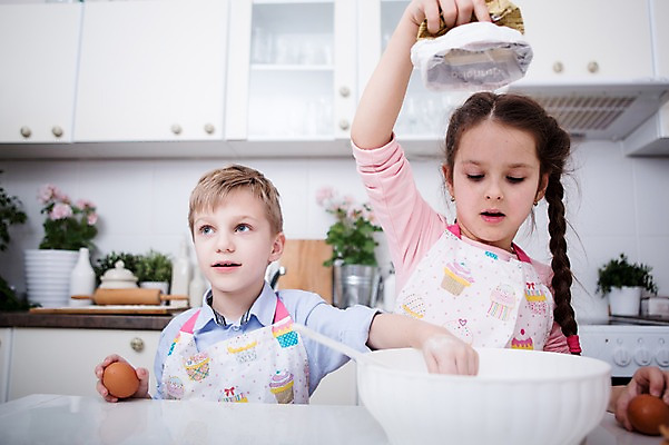 포토 JPG 서양인 그릇 응시 여자 남자 어린이 가족 실내 남매 서기 들기 손짓 소녀 소년 상반신 두명 앞모습 주방 계란 만지기 가족라이프 즐거움 밀가루 요리중 어린이만 털기 국내포토 외국인 라이프스타일 식기 시선 감정 뷰포인트 관계 모션 사람 내부 알 가루 파일형식