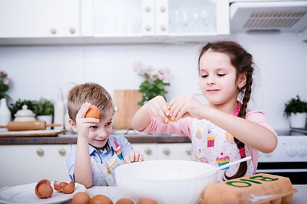 포토 JPG 서양인 응시 여자 남자 어린이 가족 실내 남매 요리 서기 미소 손짓 소녀 소년 상반신 두명 앞모습 주방 계란 만지기 가족라이프 즐거움 요리중 어린이만 국내포토 외국인 라이프스타일 시선 감정 뷰포인트 관계 모션 표정 사람 내부 알 파일형식