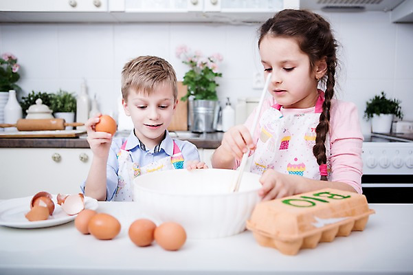 포토 JPG 서양인 응시 여자 남자 어린이 가족 실내 남매 요리 서기 미소 손짓 소녀 소년 상반신 두명 앞모습 주방 계란 만지기 가족라이프 즐거움 요리중 섞기 어린이만 국내포토 외국인 라이프스타일 시선 감정 뷰포인트 관계 모션 표정 사람 내부 알 파일형식
