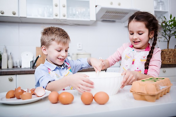 포토 JPG 서양인 그릇 응시 여자 남자 어린이 가족 실내 남매 요리 서기 웃음 손짓 소녀 소년 상반신 두명 앞모습 주방 계란 만지기 가족라이프 즐거움 요리중 어린이만 국내포토 외국인 라이프스타일 식기 시선 감정 뷰포인트 관계 모션 표정 사람 내부 알 파일형식