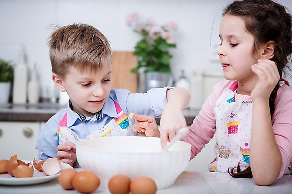 포토 JPG 서양인 그릇 응시 여자 남자 어린이 장난 가족 실내 남매 요리 서기 웃음 소녀 소년 상반신 두명 앞모습 주방 계란 가족라이프 반죽 요리중 어린이만 국내포토 외국인 라이프스타일 식기 시선 뷰포인트 관계 모션 표정 사람 내부 알 파일형식