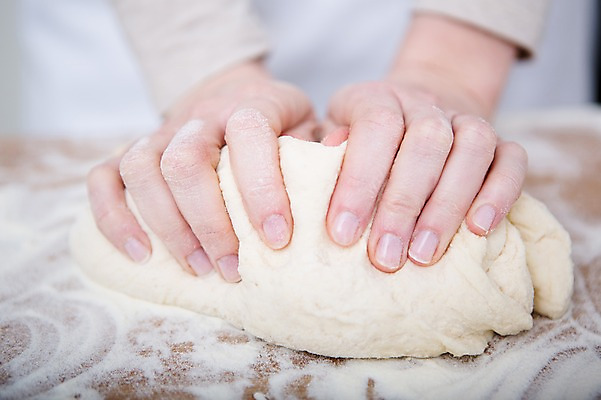 포토 JPG 서양인 손 실내 서기 상반신 신체부위 주방 만지기 반죽 밀가루 제빵 밀가루반죽 국내포토 외국인 모션 사람 내부 제과제빵 가루 파일형식