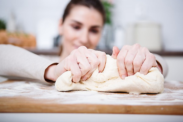 포토 JPG 서양인 응시 여자 실내 요리 한명 서기 미소 손짓 상반신 성인 앞모습 아웃포커스 30대 주방 만지기 반죽 밀가루 제빵 요리중 밀가루반죽 성인여자한명만 국내포토 외국인 1 시선 뷰포인트 모션 촬영기법 표정 사람 내부 장년 제과제빵 가루 여자한명만 성인여자만 파일형식