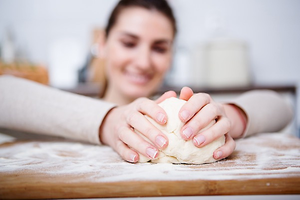 포토 JPG 서양인 응시 여자 실내 요리 한명 서기 미소 손짓 상반신 성인 앞모습 아웃포커스 30대 주방 만지기 반죽 밀가루 제빵 요리중 밀가루반죽 성인여자한명만 국내포토 외국인 1 시선 뷰포인트 모션 촬영기법 표정 사람 내부 장년 제과제빵 가루 여자한명만 성인여자만 파일형식