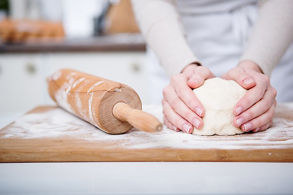 포토 JPG 서양인 손 여자 실내 요리 한명 서기 손짓 상반신 성인 앞모습 신체부위 30대 주방 반죽 밀가루 제빵 밀대 요리중 밀가루반죽 성인여자한명만 국내포토 외국인 1 뷰포인트 모션 주방용품 사람 내부 장년 제과제빵 가루 여자한명만 성인여자만 파일형식