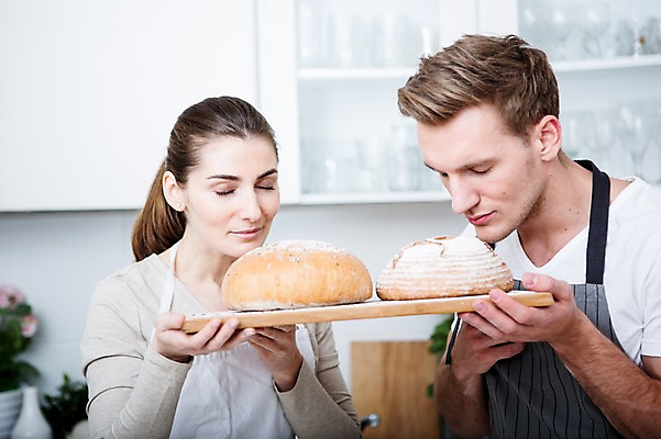 포토 JPG 서양인 부부 여자 남자 빵 가족 실내 서기 들기 상반신 20대 성인 두명 앞모습 30대 주방 가족라이프 냄새 제빵 부부라이프 성인만 국내포토 외국인 라이프스타일 커플 음식 뷰포인트 관계 모션 사람 청년 내부 장년 제과제빵 파일형식