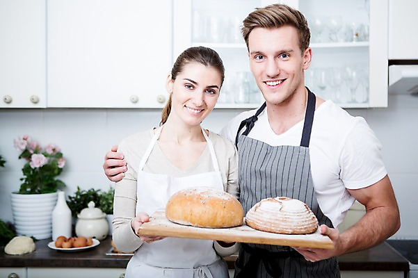 포토 JPG 서양인 부부 여자 남자 빵 가족 실내 서기 웃음 들기 상반신 20대 성인 두명 앞모습 30대 주방 앞치마 가족라이프 제빵 부부라이프 성인만 어깨에손 국내포토 외국인 라이프스타일 커플 음식 뷰포인트 관계 모션 표정 사람 청년 내부 장년 제과제빵 파일형식