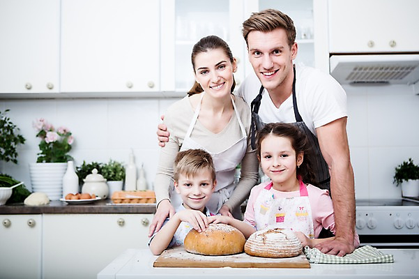 포토 JPG 서양인 여자 남자 딸 아들 어린이 빵 가족 엄마 실내 서기 웃음 여러명 상반신 20대 성인 앞모습 30대 주방 가족라이프 아빠 제빵 어깨에손 국내포토 외국인 라이프스타일 음식 뷰포인트 다수 관계 모션 표정 사람 청년 내부 장년 제과제빵 파일형식