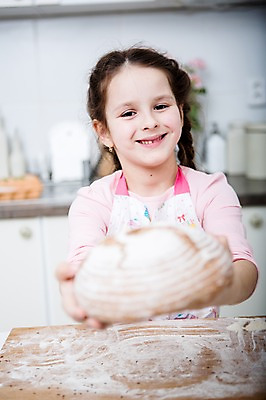포토 JPG 서양인 여자 어린이 빵 실내 한명 서기 웃음 들기 손짓 소녀 상반신 앞모습 주방 주기 제빵 요리중 소녀한명만 국내포토 외국인 1 음식 뷰포인트 모션 표정 사람 내부 제과제빵 여자한명만 소녀만 파일형식