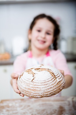 포토 JPG 서양인 여자 어린이 빵 실내 한명 서기 미소 들기 손짓 소녀 상반신 앞모습 아웃포커스 주방 주기 제빵 요리중 소녀한명만 국내포토 외국인 1 음식 뷰포인트 모션 촬영기법 표정 사람 내부 제과제빵 여자한명만 소녀만 파일형식