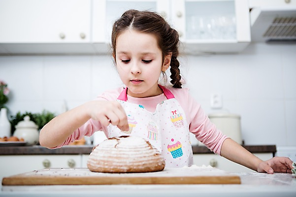 포토 JPG 서양인 응시 여자 어린이 빵 장난 실내 한명 서기 손짓 소녀 상반신 앞모습 주방 제빵 요리중 슈가파우더 소녀한명만 국내포토 외국인 1 시선 음식 뷰포인트 모션 사람 내부 제과제빵 여자한명만 소녀만 파일형식