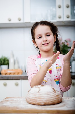 포토 JPG 서양인 손 여자 어린이 빵 실내 한명 서기 미소 손짓 소녀 상반신 앞모습 아웃포커스 주방 제빵 요리중 소녀한명만 털기 국내포토 외국인 1 음식 뷰포인트 모션 촬영기법 표정 사람 내부 신체부위 제과제빵 여자한명만 소녀만 파일형식