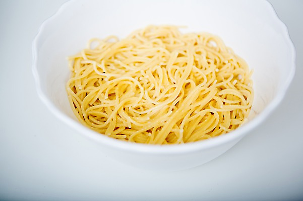 포토 JPG 접시 식재료 파스타 실내 사람없음 면류 계란껍데기 스파게티면 파스타면 국내포토 식기 음식 서양음식 내부 계란 파일형식