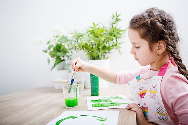 포토 JPG 서양인 식물 응시 여자 어린이 실내 한명 앉기 손짓 소녀 상반신 옆모습 초록색 앞치마 물감 붓 그리기 그림 소녀한명만 국내포토 외국인 1 시선 뷰포인트 컬러 모션 사람 내부 미술도구 여자한명만 소녀만 파일형식