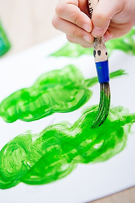 포토 JPG 서양인 손 여자 어린이 실내 한명 손짓 소녀 신체부위 초록색 물감 잡기 붓 그리기 그림 소녀한명만 국내포토 외국인 1 컬러 모션 사람 내부 미술도구 여자한명만 소녀만 파일형식