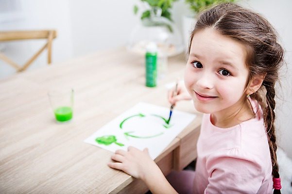 포토 JPG 서양인 여자 어린이 실내 한명 미소 앉기 손짓 소녀 상반신 옆모습 아웃포커스 초록색 물감 붓 그리기 책상 그림 소녀한명만 국내포토 외국인 1 뷰포인트 컬러 가구 모션 촬영기법 표정 사람 내부 미술도구 여자한명만 소녀만 파일형식