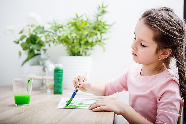 포토 JPG 서양인 식물 응시 여자 어린이 실내 한명 앉기 손짓 소녀 상반신 옆모습 아웃포커스 초록색 물감 붓 그리기 책상 그림 소녀한명만 국내포토 외국인 1 시선 뷰포인트 컬러 가구 모션 촬영기법 사람 내부 미술도구 여자한명만 소녀만 파일형식