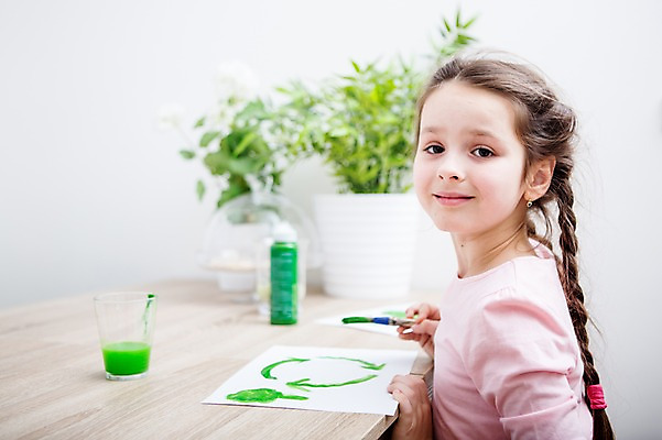 포토 JPG 서양인 식물 여자 어린이 실내 한명 미소 앉기 소녀 상반신 옆모습 아웃포커스 초록색 물감 붓 그리기 책상 그림 소녀한명만 국내포토 외국인 1 뷰포인트 컬러 가구 모션 촬영기법 표정 사람 내부 미술도구 여자한명만 소녀만 파일형식